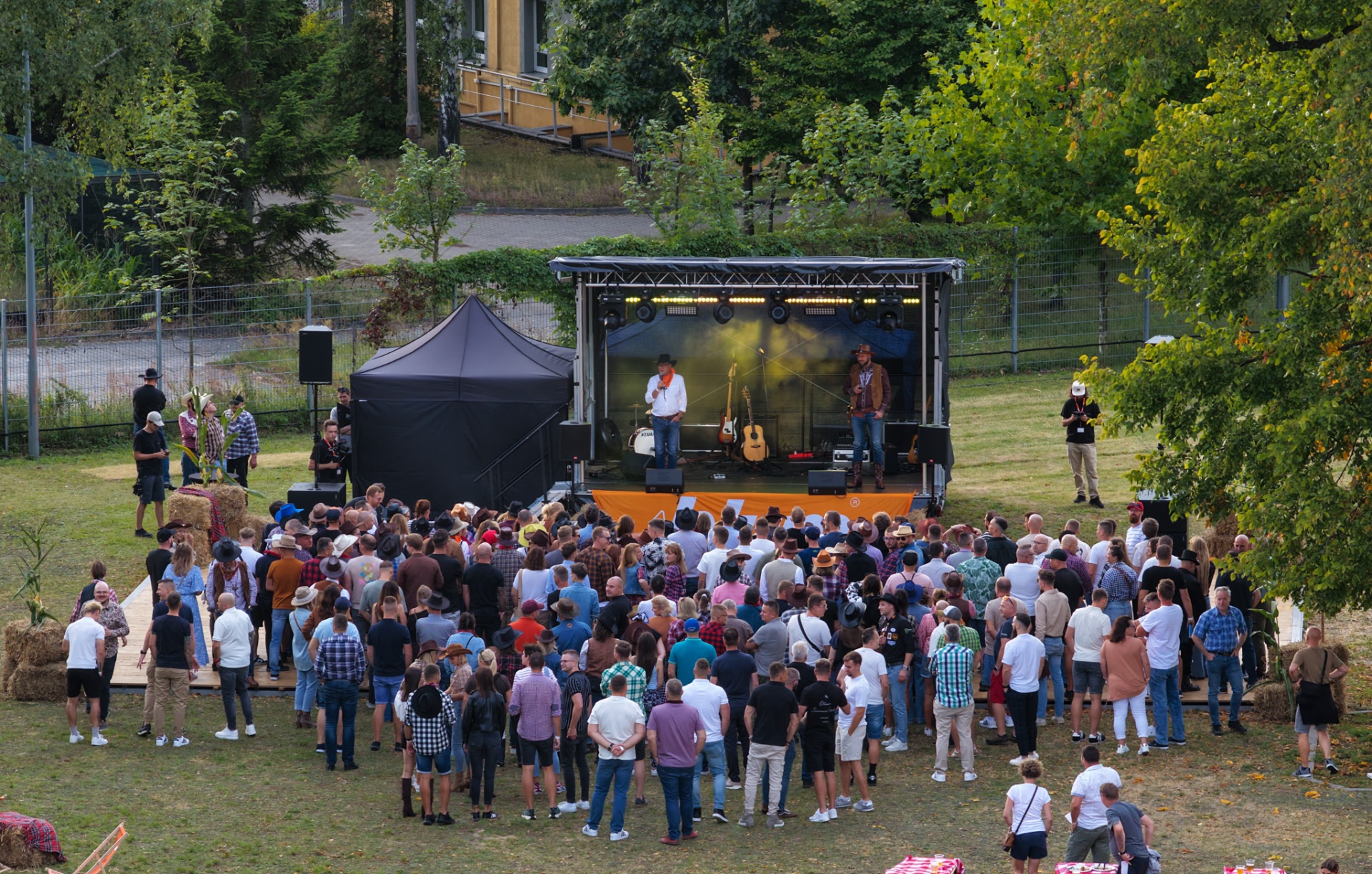 Koncert plenerowy - ujęcie z drona