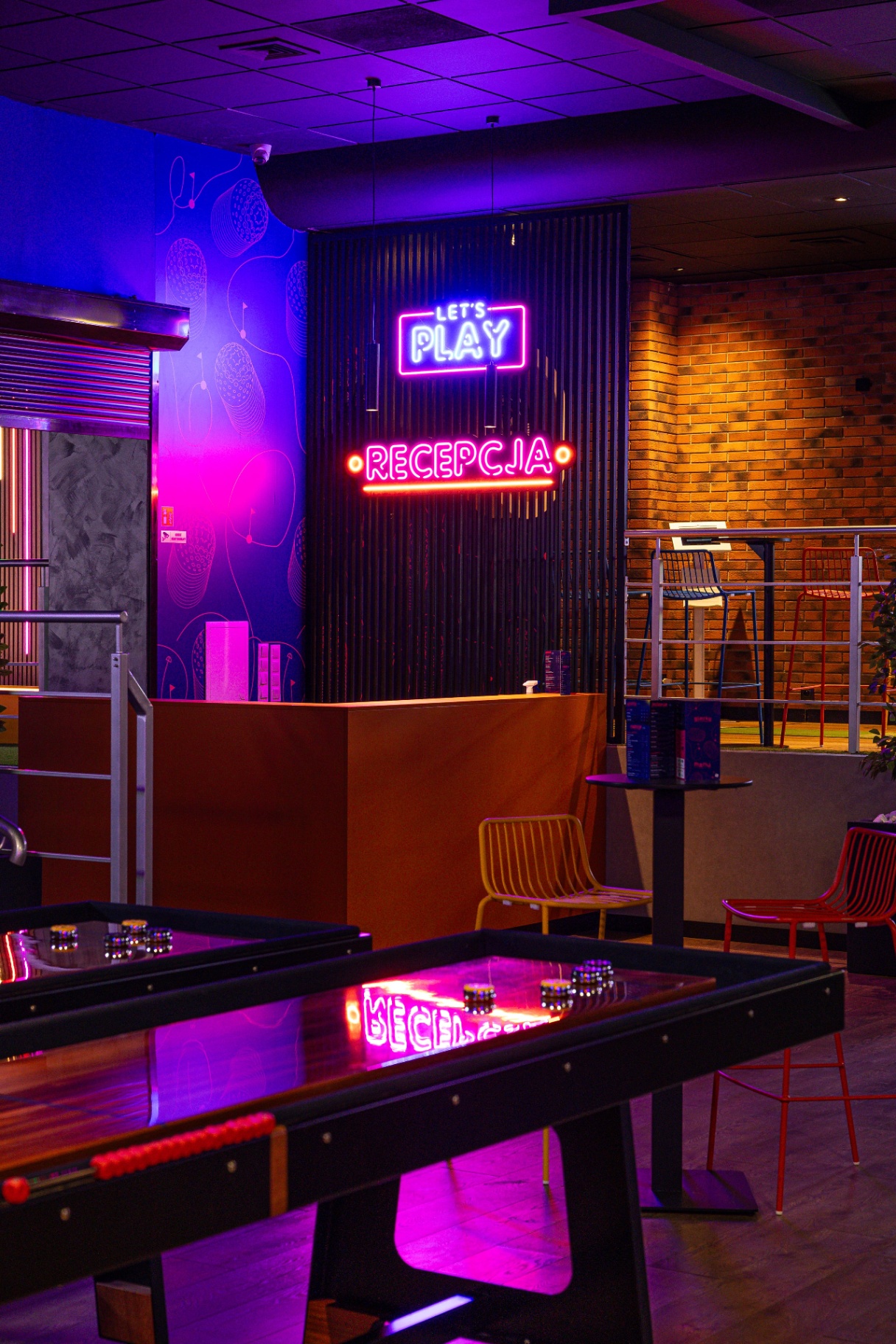 Gierky Activity Bar — główna sala z neonami