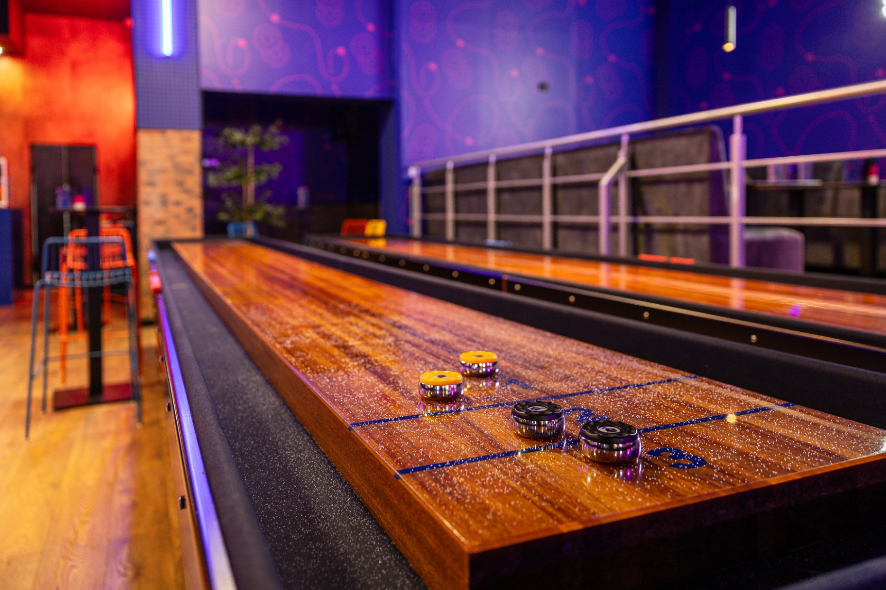 Gierky — stoły do shuffleboarda
