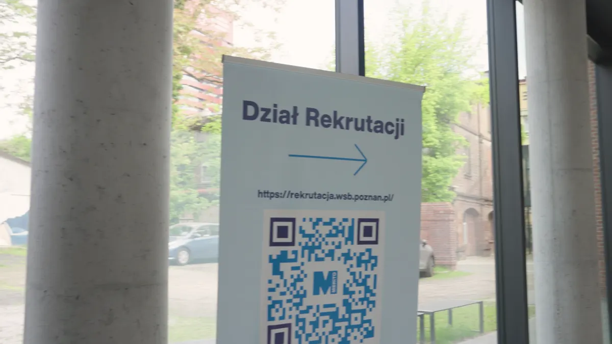 Tablica Działu Rekrutacji z kodem QR na kampusie WSB Merito w Poznaniu