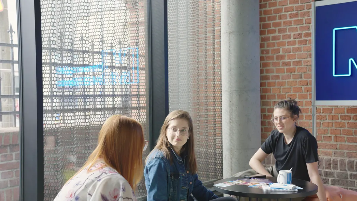 Studentki rozmawiające przy stoliku na kampusie WSB Merito