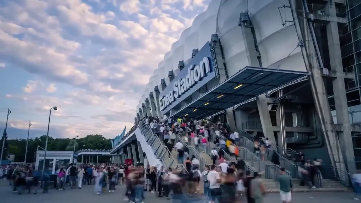 Tłum widzów wchodzących na Enea Stadion przed wydarzeniem