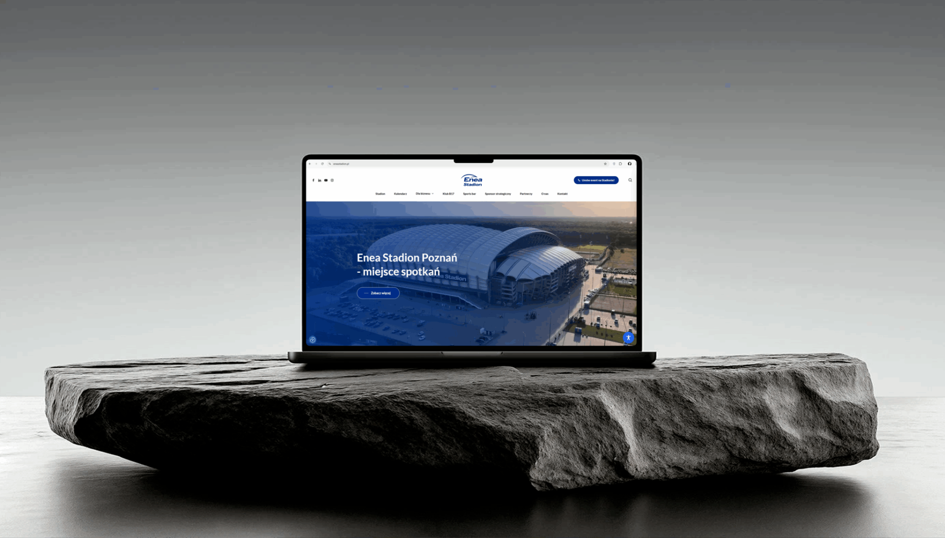 Projekt strony Enea Stadion prezentowany na laptopie