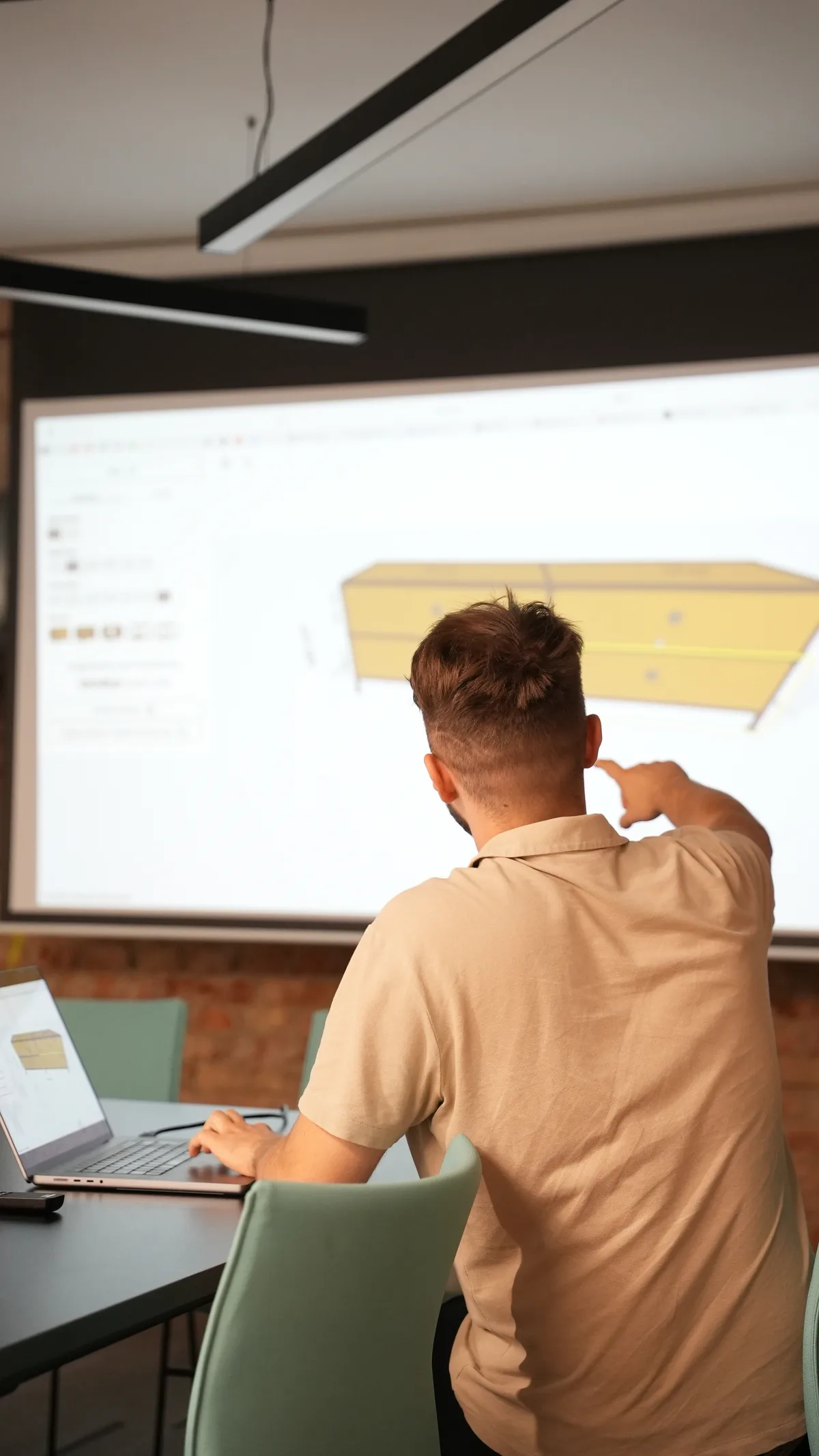 Prezentacja projektu na ekranie — zdjęcie z sesji FOTZ