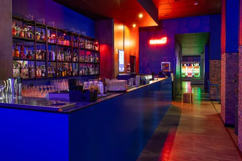 Bar i oświetlone wnętrze Gierky Activity Bar na zdjęciu FOTZ