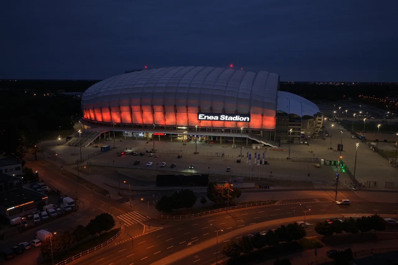 Enea Stadion podświetlony na pomarańczowo podczas Światowego Dnia SM — zdjęcie FOTZ z drona