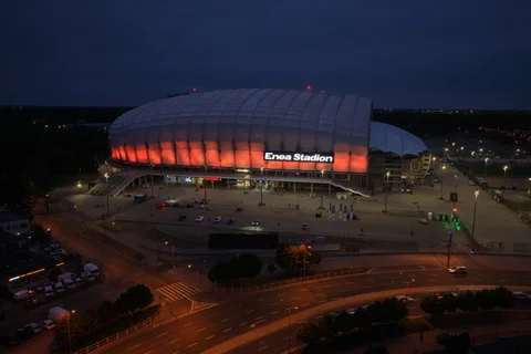 Enea Stadion podświetlony na pomarańczowo podczas Światowego Dnia SM — zdjęcie FOTZ z drona