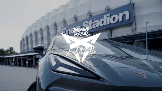 CUPRA Raval przed wejściem na Enea Stadion