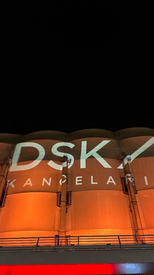 Logo DSK Kancelaria na ścianie podczas jubileuszu na Enea Stadionie