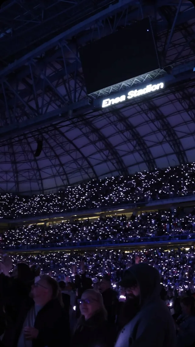 Publiczność na trybunach Enea Stadionu podczas koncertu Dawida Podsiadły