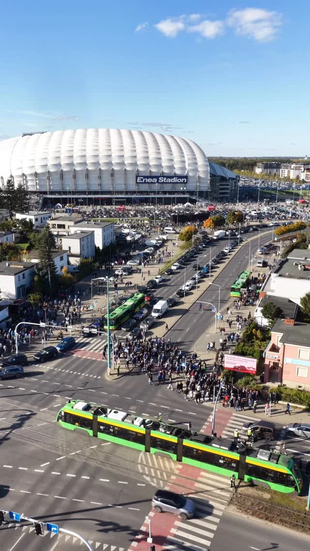 Enea Stadion i kibice przed obiektem — ujęcie z drona